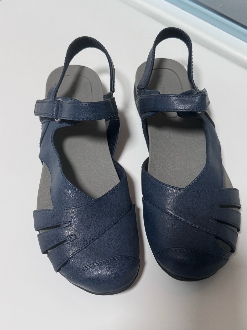 BARETRAPS / size 5.5 / Women’s Navy Blue Comfort Flats / closed-toe sandals